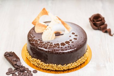 Çikolata ile sır kek masada gül