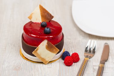 Kek çilek ve plaka üzerinde tablo