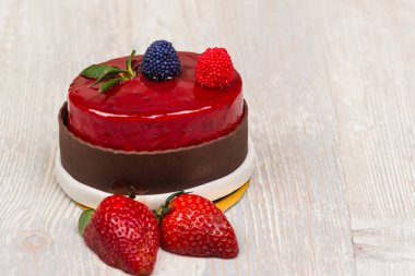 Çikolata sır pasta ve masanın üzerine çilek