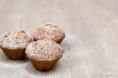 Ahşap masa üzerinde üç top kek