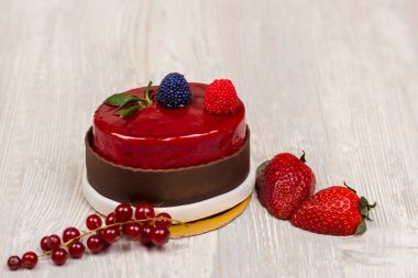 Sır pasta ve masanın üzerine çilek