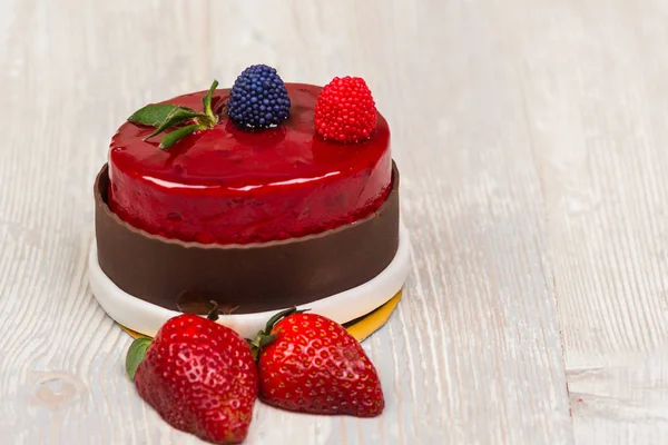 Çikolata sır pasta ve masanın üzerine çilek