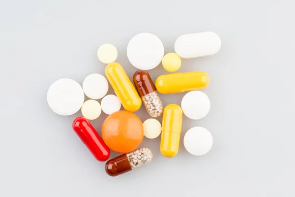 Таблетки на медицинском столе — стоковое фото