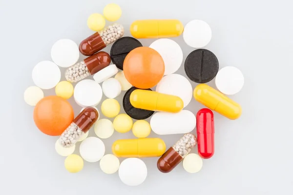 Много разных таблеток на столе — стоковое фото