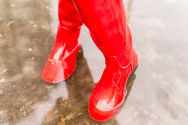 Lastik çizmeler azıyorum çapraz bacaklar