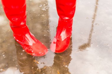 Ayaklarda kırmızı lastik çizmeler