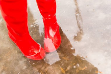 Lastik çizmeler bahar havuzunda ayaklarda