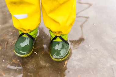 Çocuk ayak yeşil lastik çizmeler