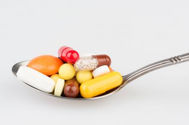 Metal çay kaşığı hap