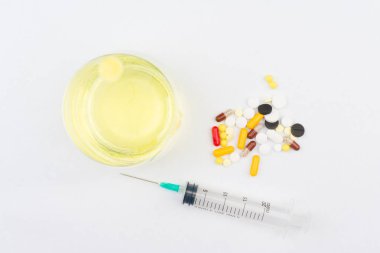 Efervesan tablet farklı hapları ve şırınga