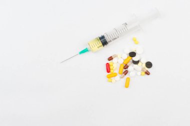 Şırınga ve metin için yer haplarla