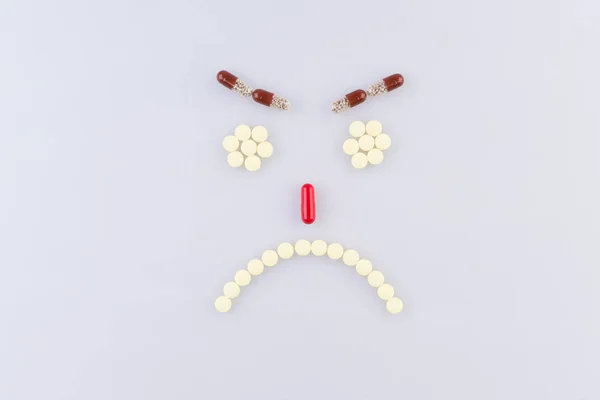 Tabletter i form av ledsna ansikten — Stockfoto