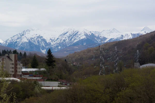 Die Stadt vor dem Hintergrund schneebedeckter Berge — Stockfoto