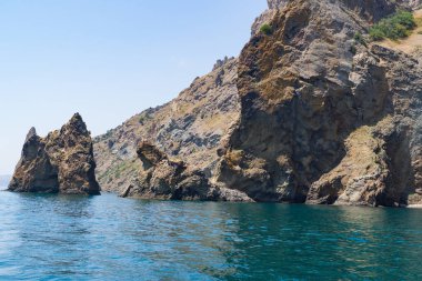 Büyük dağ kayalar su üstünde