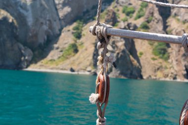 Arka plan mavi denizin üzerinde gemi halatı
