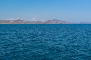 kayalık bir kıyısında denizden görüntülemek