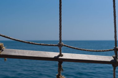 İp deniz mili ile deniz arka plan üzerinde gemi