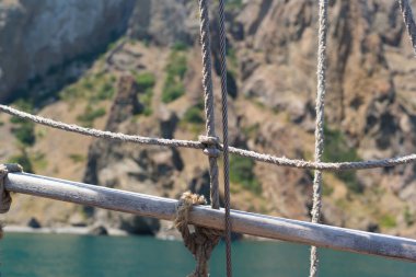 İpleri dağlar bir arka plan üzerinde gemi