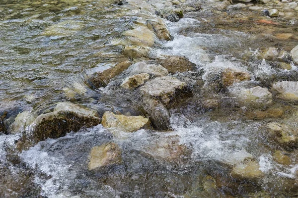 Kayalık sert nehir taşları ile