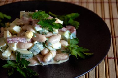 Konserve fasulyeli salata ve füme sosis.