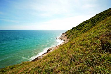 Şaşırtıcı deniz mavi yaz dalga ile. Yaz deniz arka plan