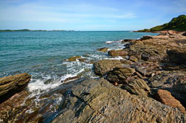 Şaşırtıcı deniz dalga mavi yaz ve kayalar ile. Yaz deniz backgrou