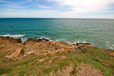 Şaşırtıcı deniz mavi yaz dalga ile. Yaz deniz arka plan