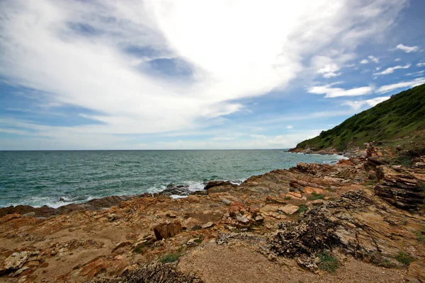 Prachtige zee met blauwe zomer en rotsen. Zomer zee CHTERGRO — Stockfoto