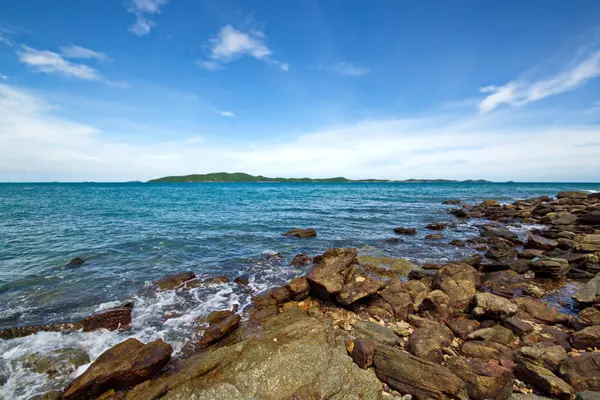 Şaşırtıcı deniz dalga mavi yaz ve kayalar ile. Yaz deniz backgrou