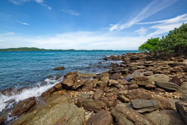 Şaşırtıcı deniz dalga mavi yaz ve kayalar ile. Yaz deniz backgrou