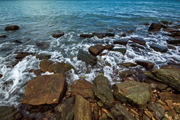 Şaşırtıcı deniz dalga mavi yaz ve kayalar ile. Yaz deniz backgrou — Stok fotoğraf