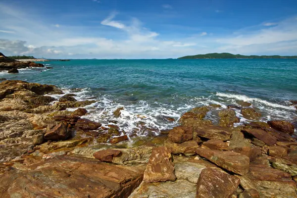 Şaşırtıcı deniz dalga mavi yaz ve kayalar ile. Yaz deniz backgrou