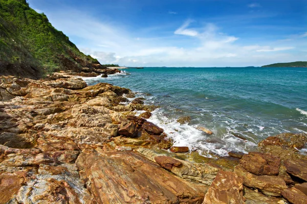 Şaşırtıcı deniz dalga mavi yaz ve kayalar ile. Yaz deniz backgrou