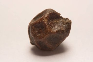 Siyah biber beyaz arkaplanda izole edildi