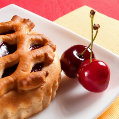 Beyaz tabakta vişneli turta