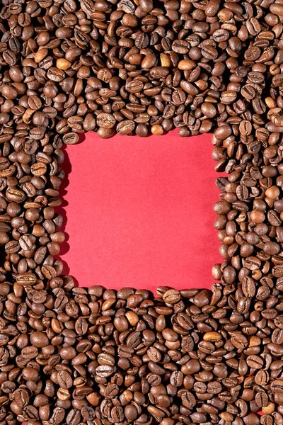 Kaffeebohnen Auf Rotem Hintergrund — Stockfoto