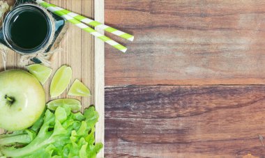 Detoks içecek yeşil elma, limon ve salata ahşap tepsi