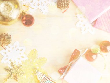 Hediyeler, oyuncaklar ve kar taneleri düz rüya gibi arka plan yattı