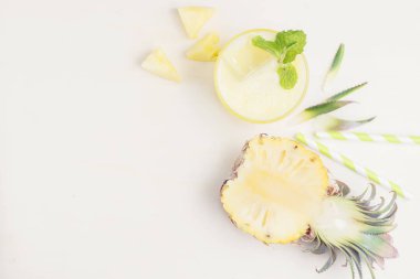 Ananas ve çubuk üzerinde yarısı ile sağlıklı ananas güler yüzlü 