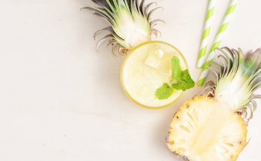 Yarısı ananas ve payet ile sağlıklı ananas güler yüzlü