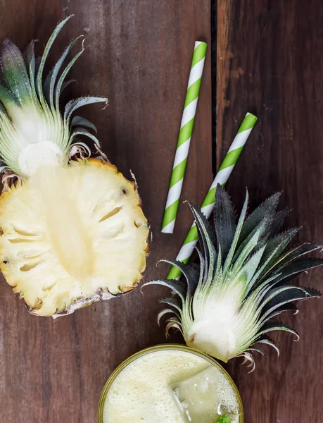 Здоровый ананасовый коктейль на деревянном фоне — стоковое фото