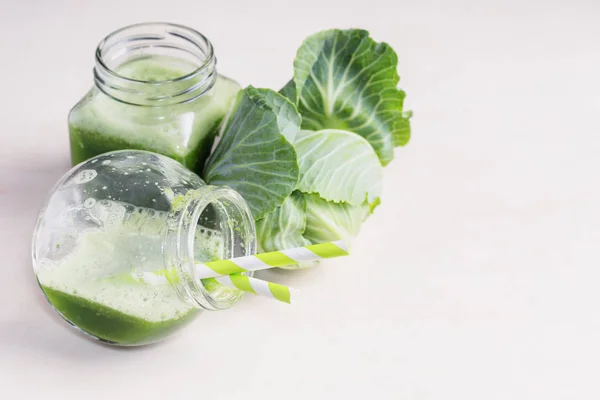 明亮的木桌上的绿色健康白菜排毒饮料 — 图库照片