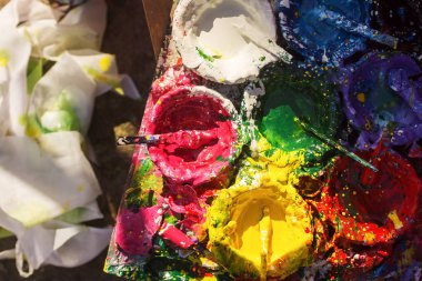 kutular ahşap tahta üzerinde farklı renk boya