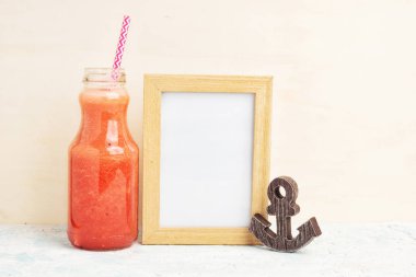 Alay kadar kırmızı içecek, fotoğraf çerçevesi ve anckor ile