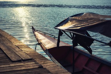 Şafakta ışık güneşte teknenin yay