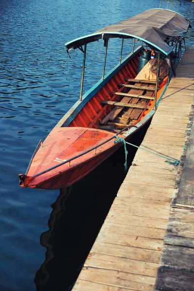 Łódź w słońcu lekkim molo nad jeziorem — Zdjęcie stockowe