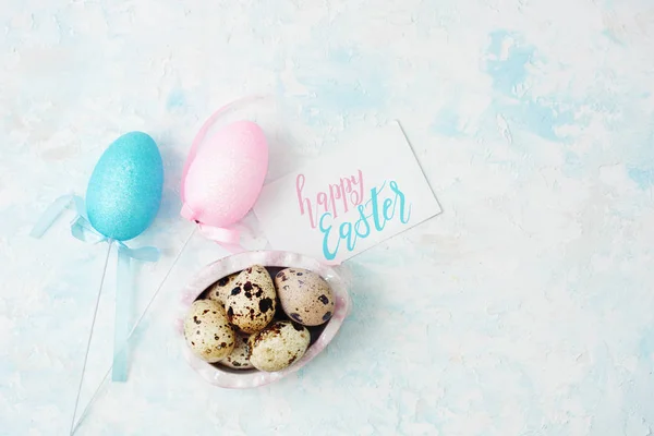 Glückliche Ostern Hintergrund mit Wachteleiern, Dekor und Grußkarte — Stockfoto