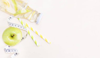 Düz koymak elma Limon Detoks şişe su ile yeşil meyve ve 