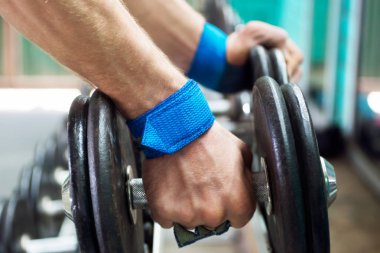 palm koruma kulpları ele Dumbbell standından alır.