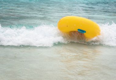 Deniz dalgasında ters şişme yüzme tüpü devrildi